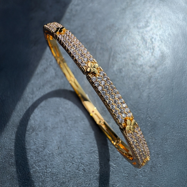 Women’s Copper Diamondlite Pavé Clover Bangle