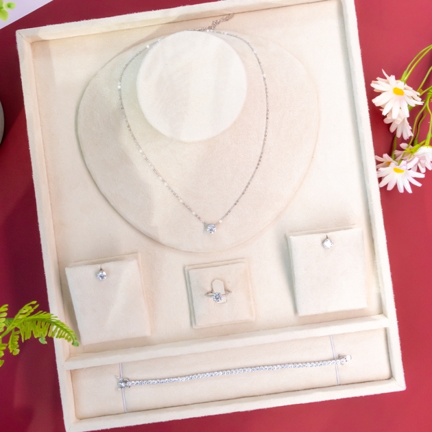 Women’s Silver Jewelry Set with Moissanite